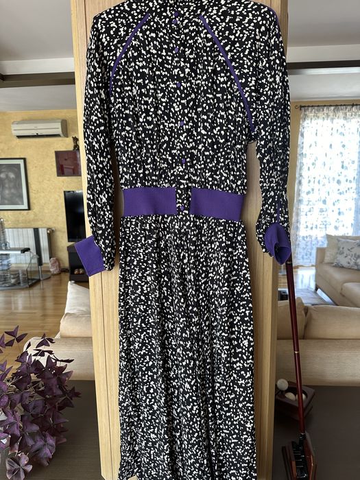 Черно-бяла рокля с лилави мотиви
