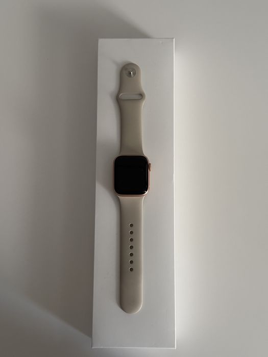 Продам Apple Watch SE 40mm