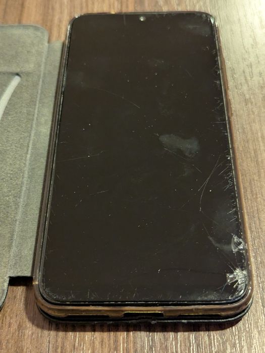 Redmi Note 7 с разбитыми стеклами.