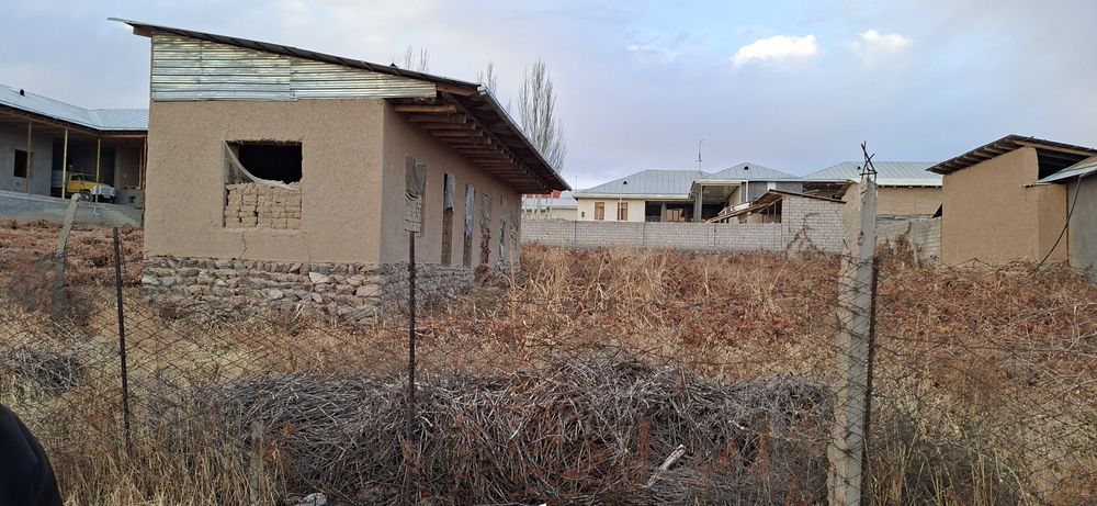 Yer uchastka sotiladi remont qilsa yashasa boladi