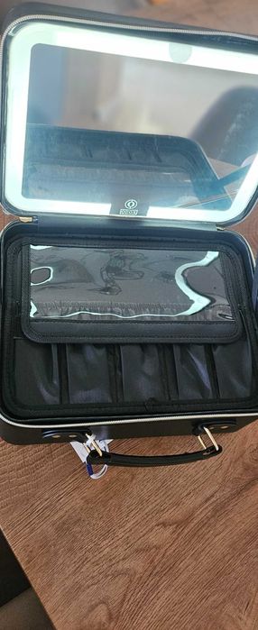 Куфарче за грим с огледало и светлина