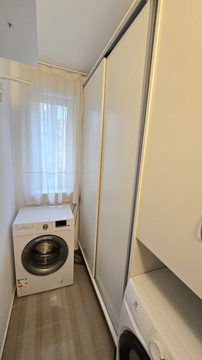 Vand apartament 4 camere (transformat în 3 camere) etaj 1/4 zona Vest