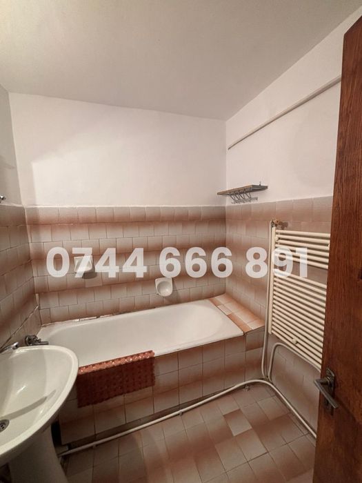 Apartament decomandat 3 camere, etaj 3, strada Maramures