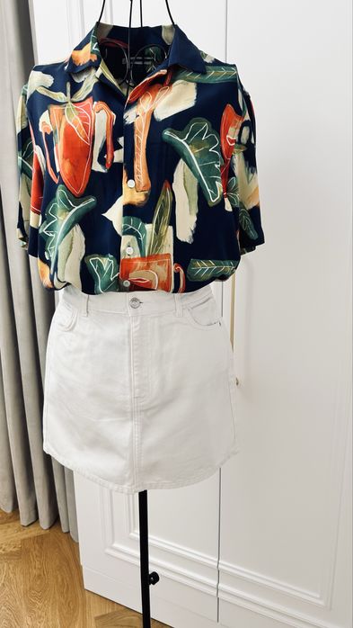 Fustă albă, din denim, goarte draguta si versatilă,