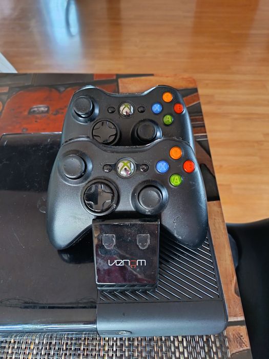 Vând Xbox 360 cu doua manete fara cabluri