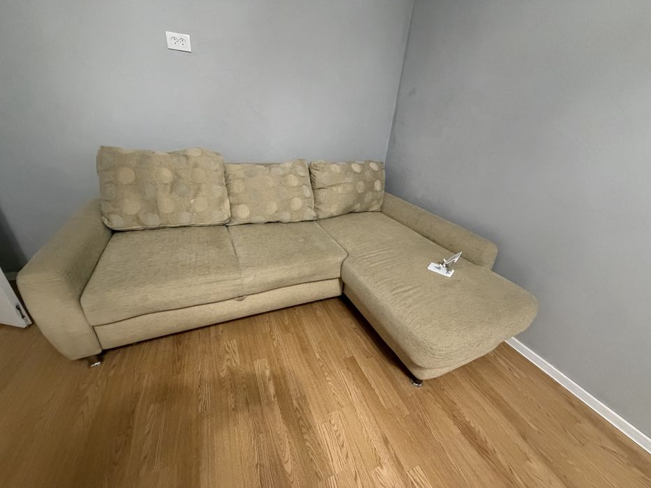 Диван угловой , шерстянные ковры срочно продаю