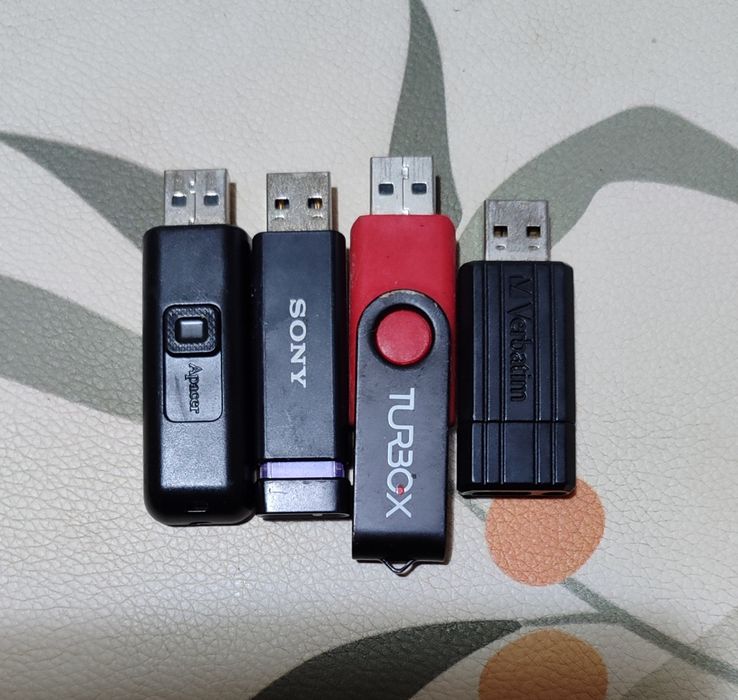 4 броя флаш памет по 4 гб ,  12 евро за всички