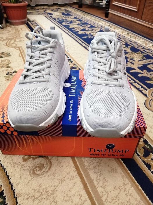 Кроссовки новые размер 44