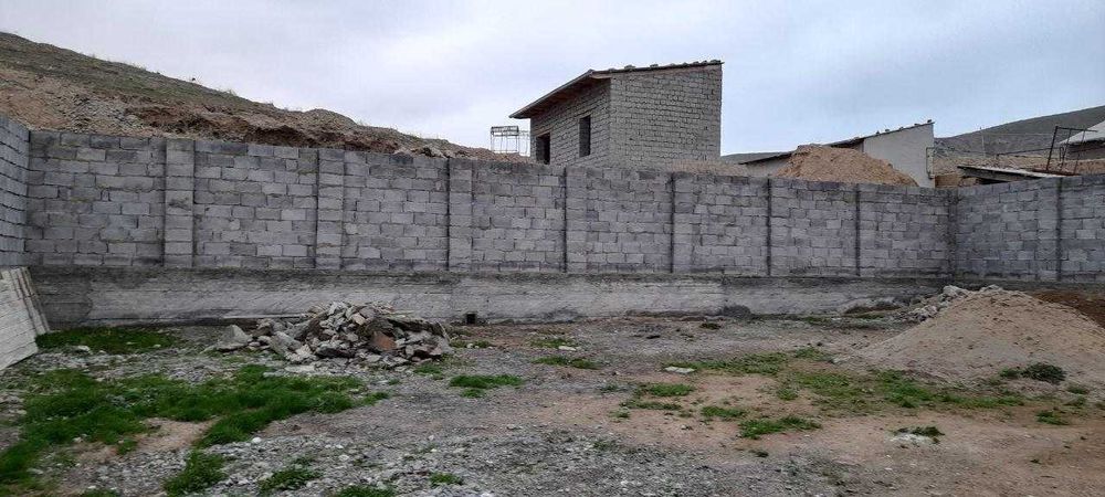 Жиззах шахрида курилиши битмаган ҳовли зудлик билан сотилади.