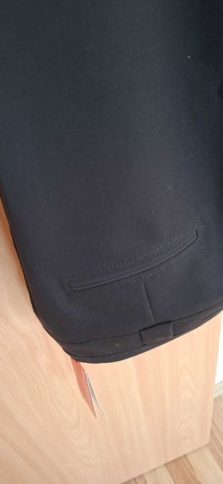 Pantaloni negri sau bej