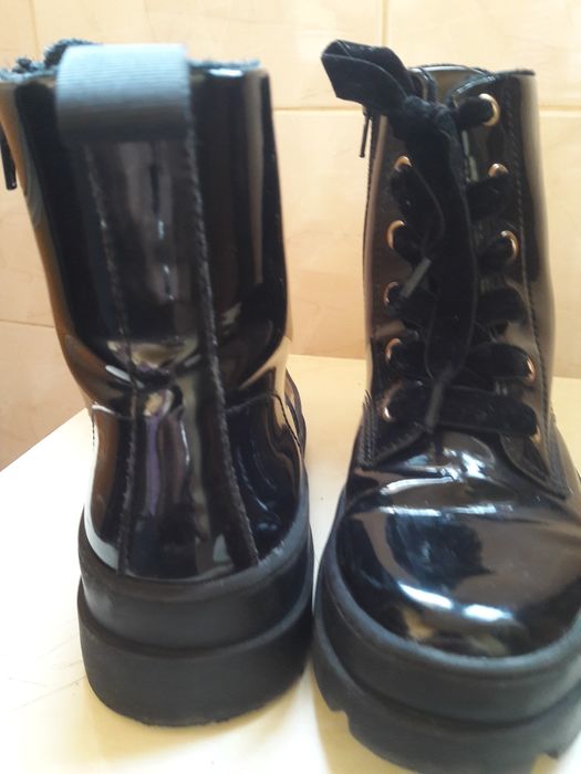 Продаются ботинки.