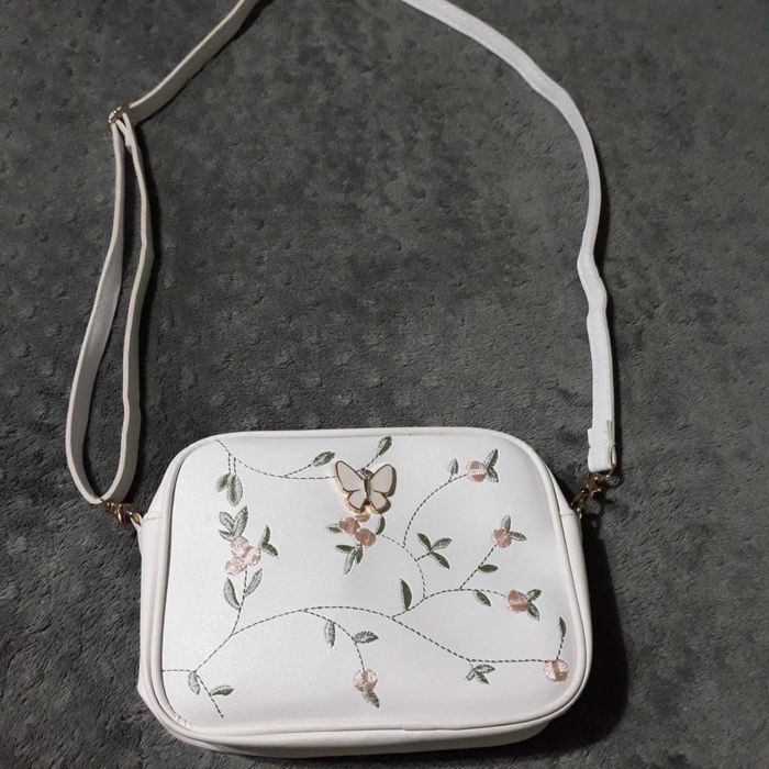 Бяла бродирана Чанта