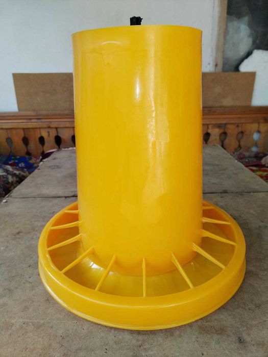 Шөжелерге дән салып қоятын ыдыс.