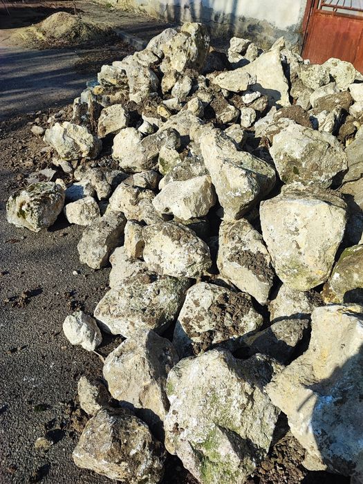 Piatra calcar și bolovani decorativi gratis