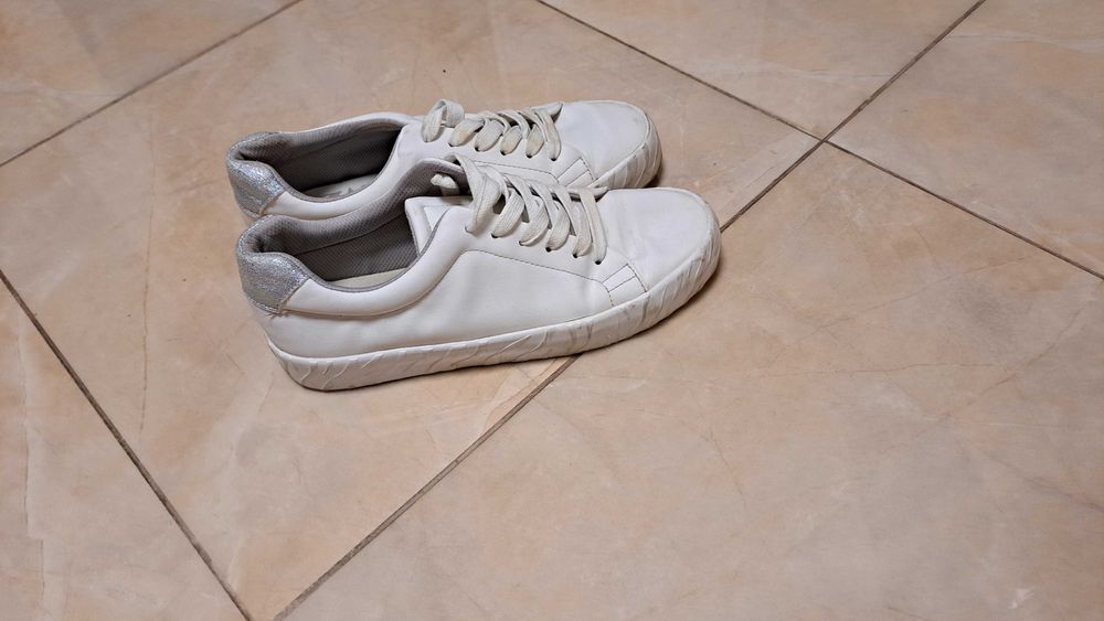 Бели кецове на Зара