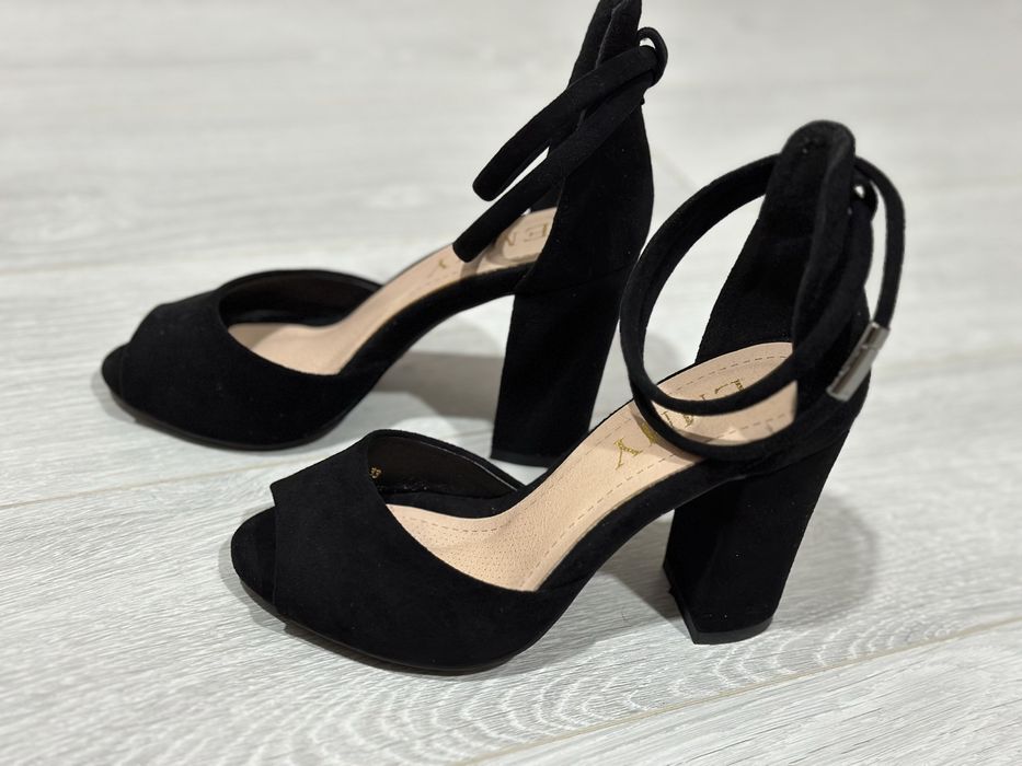 Босоножки на каблуке