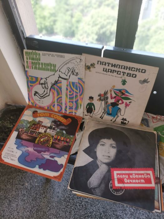 Грмофонни плочи, малки и големи.