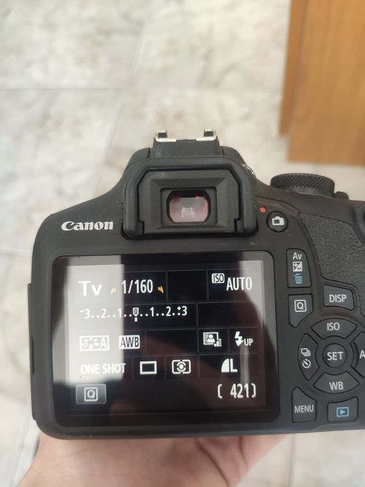 Фотоапарат Canon EOS 2000D