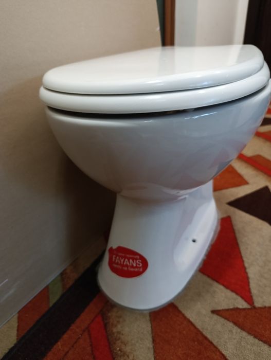 Продавам тоалетна чиния