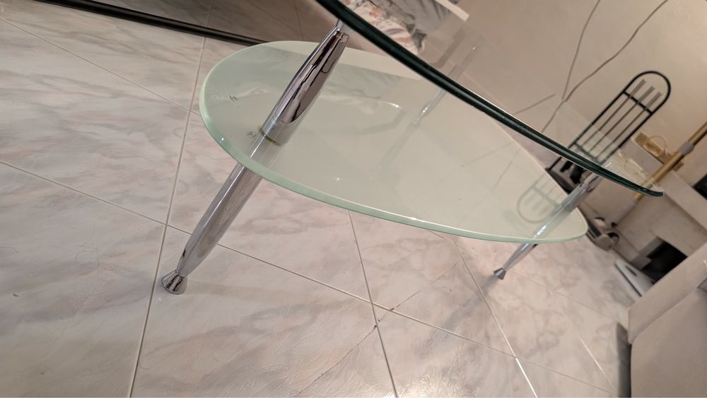 Стъклена холна маса