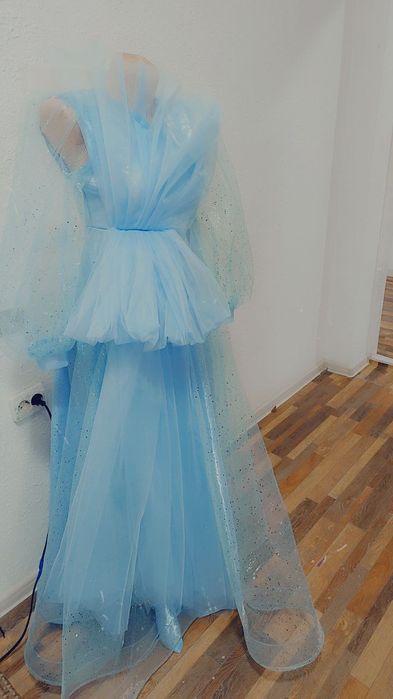 Oqshom libosi sotiladi