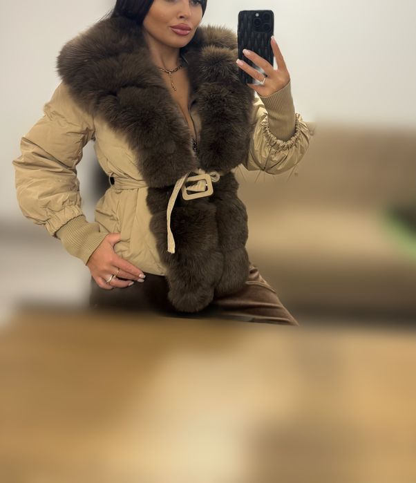 Geaca cu guler din blana naturală