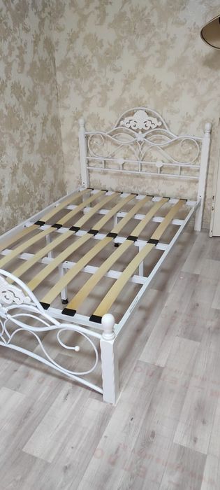 Кровать с матрасом