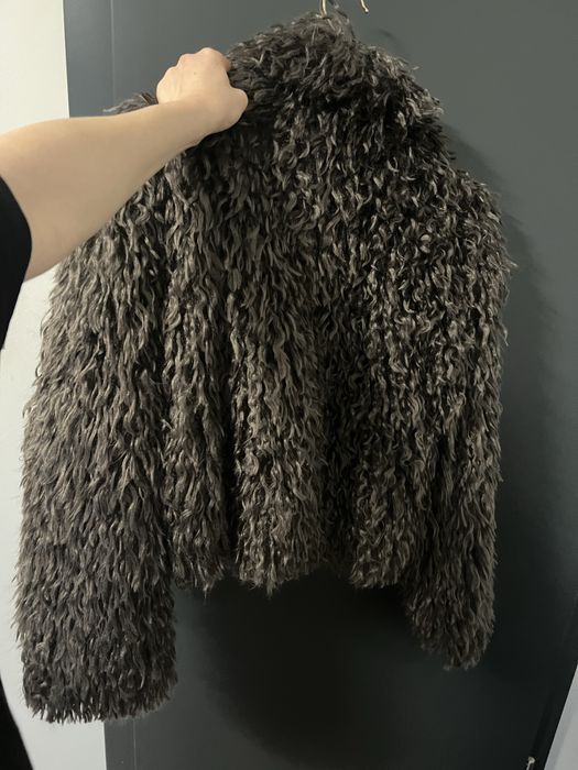 Кафяво палто.