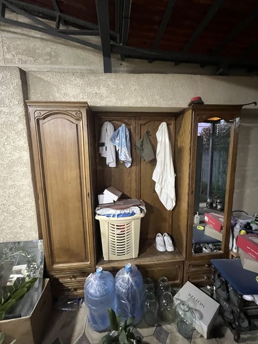 Камод, заркало и Прихожая