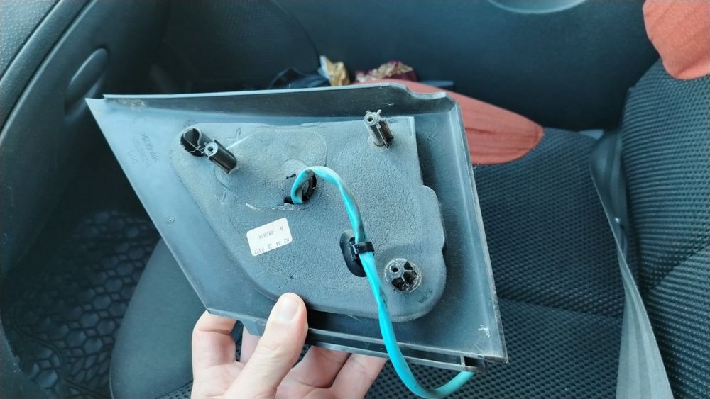 Продавам дясно огледало Citroen C2