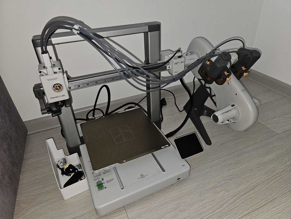Vând Bambu Lab A1 – Stare impecabilă – Plug & Play cu AMS Lite