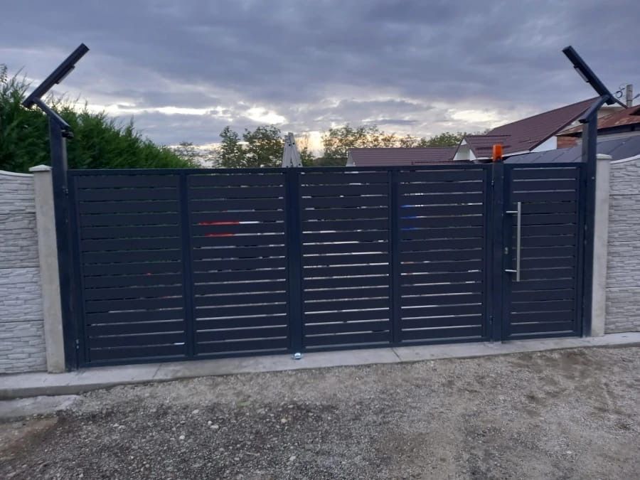 Garduri si porti din sipca metalica, panouri stil jaluzele, tabla cutata, plasa bordurata, fier forjat, BCA si beton si alte modele disponibile