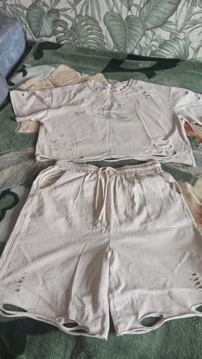 Продается комплект одежды.