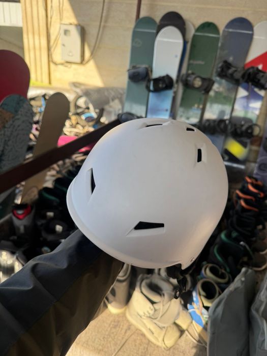 Продаеться сноуборды и ботинки и каска