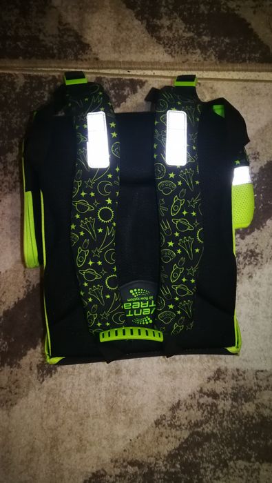 Продавам ученическа раница