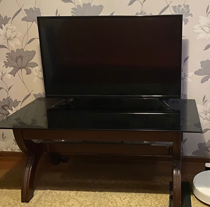 Стеклянный журнальный стол.