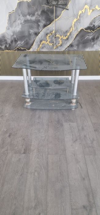 Продам стеклянный столик под телевизор.