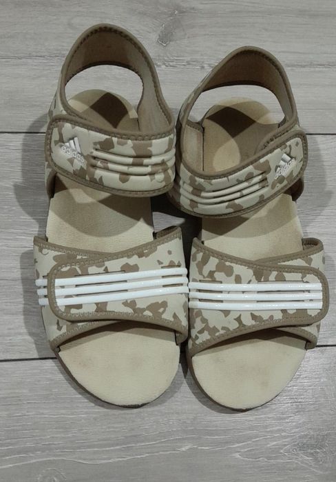 Vînd sandale Adidas.  în stare bună.