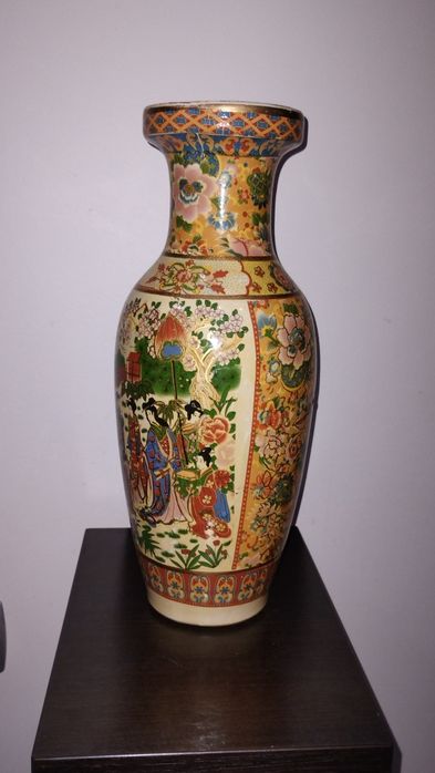 Ваза с красиви, цветни, китайски мотиви.