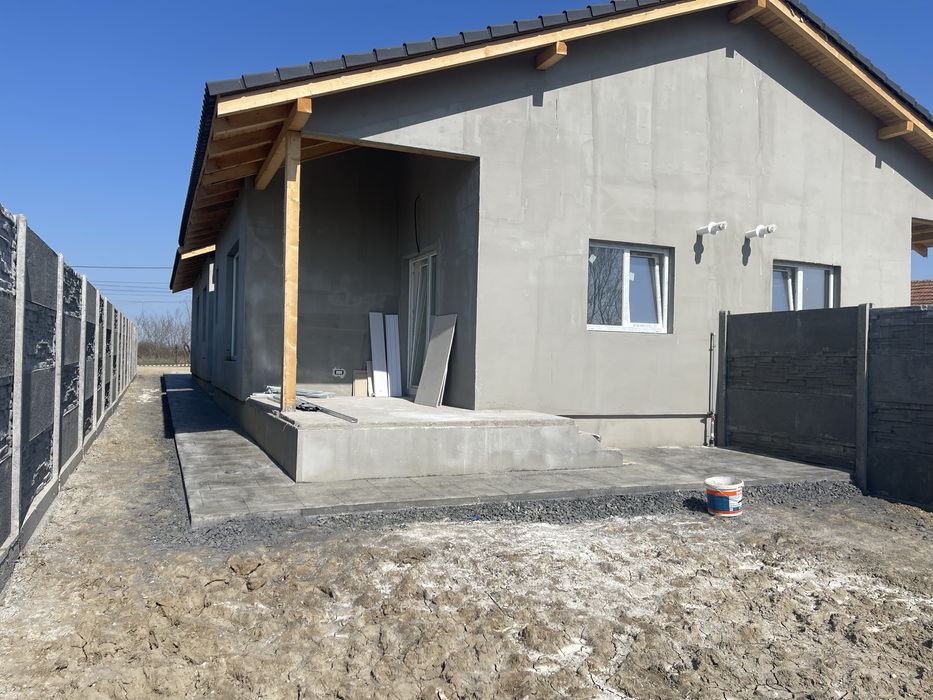 Vand 1/2 duplex, 3 dormitoare, 2 bai, mosnita noua, 120000 euro