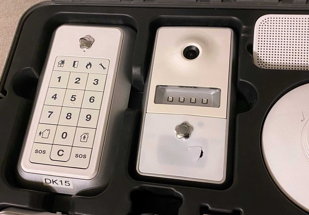 Kit sistem alarma Verisure Alarms IQ fum miscare usi video wifi interf