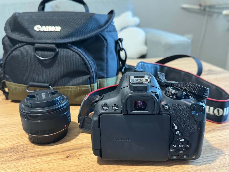 Фотоапарат Canon EOS 700D с 2 обектива