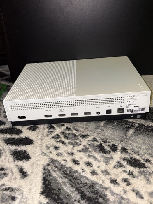 Xbox One S 1TB.