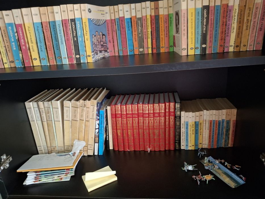 Vand  multe cărți vechi, peste 500 sunt