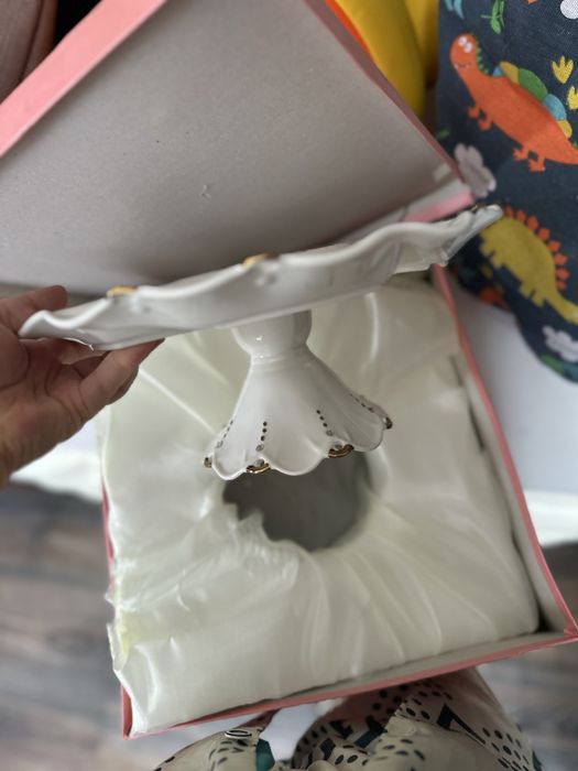 Продам посуды белые тортница,фруктовница