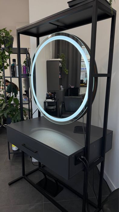 Двустранно фризьорско работно място