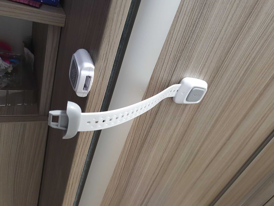 Protectii sertare si dulapuri pentru copii