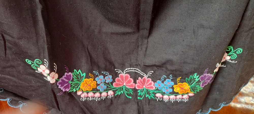 Престилка от носия автентична без забележки.и зимна кожена шапка, полз