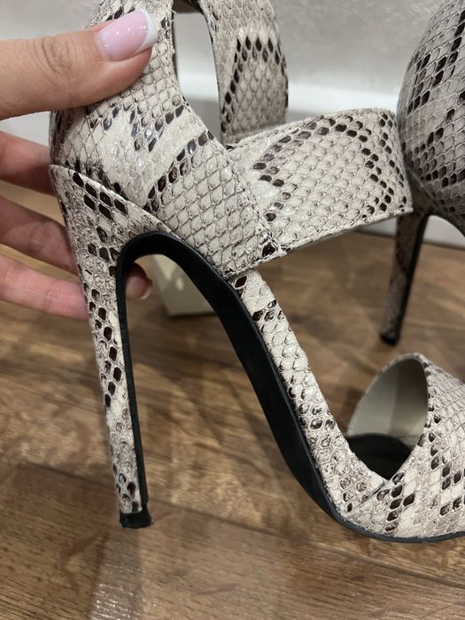 Продам босоножки