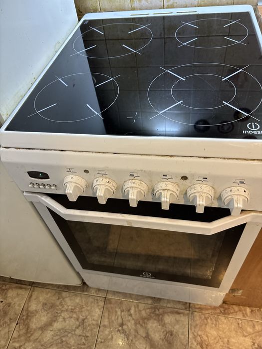 Кухня с печка, хладилник и абсорбатор